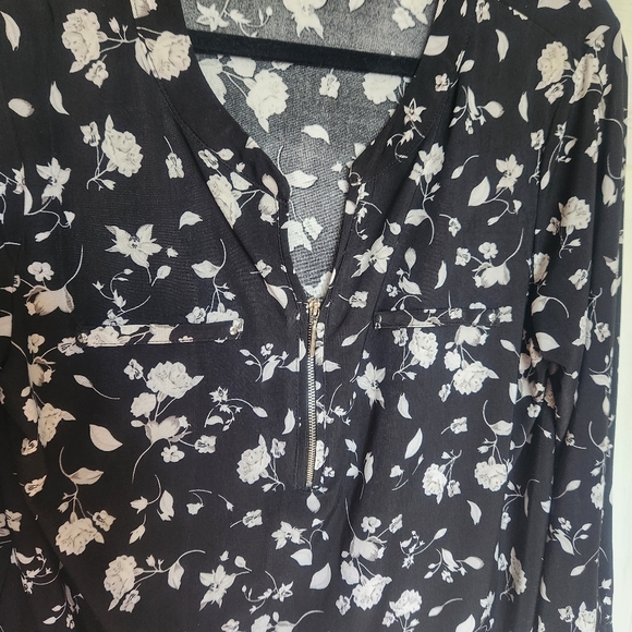 Lily Morgan Stretchy Floral  Short Sleeve Blouse Size XL - Picture 3 of 9